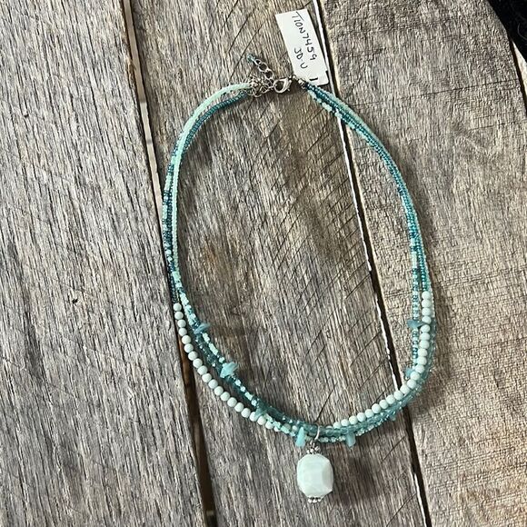 Beautiful 18” assorted Greens 3 Strand beaded necklace with accent stone- NWT - Picture 3 of 7